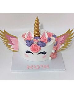 עוגת חד קרן עם כנפיים בבצק סוכר