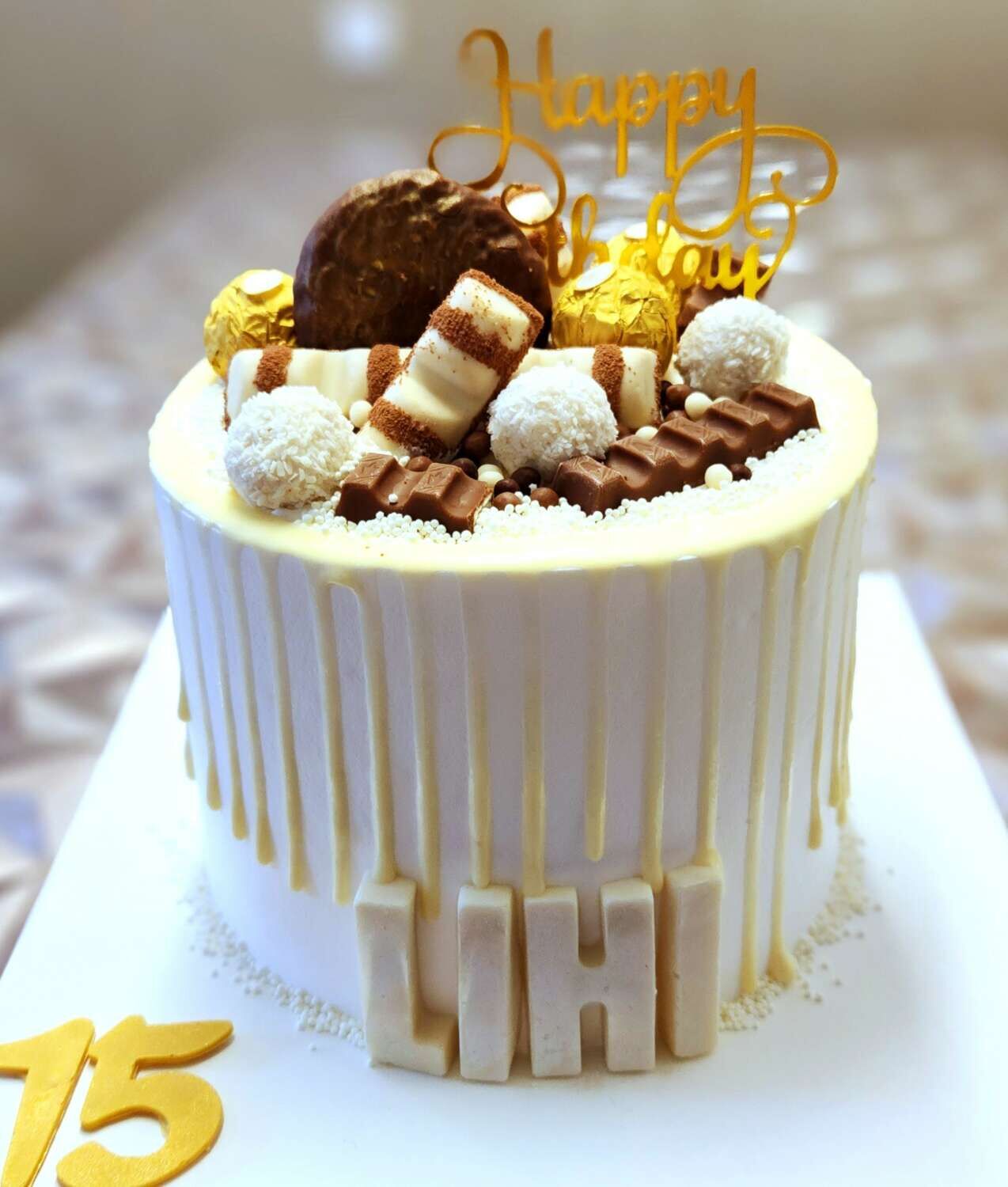 עוגה מעוצבת טפטופים ושוקולדים