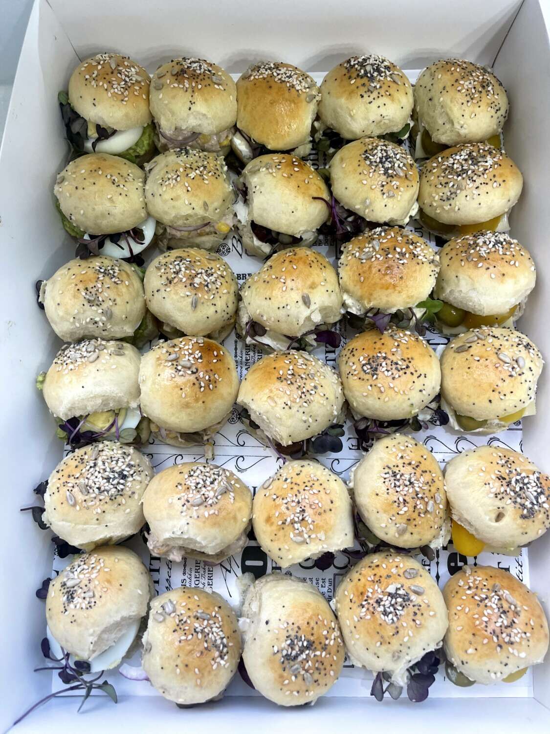 מגשי אירוח מיני כריכים