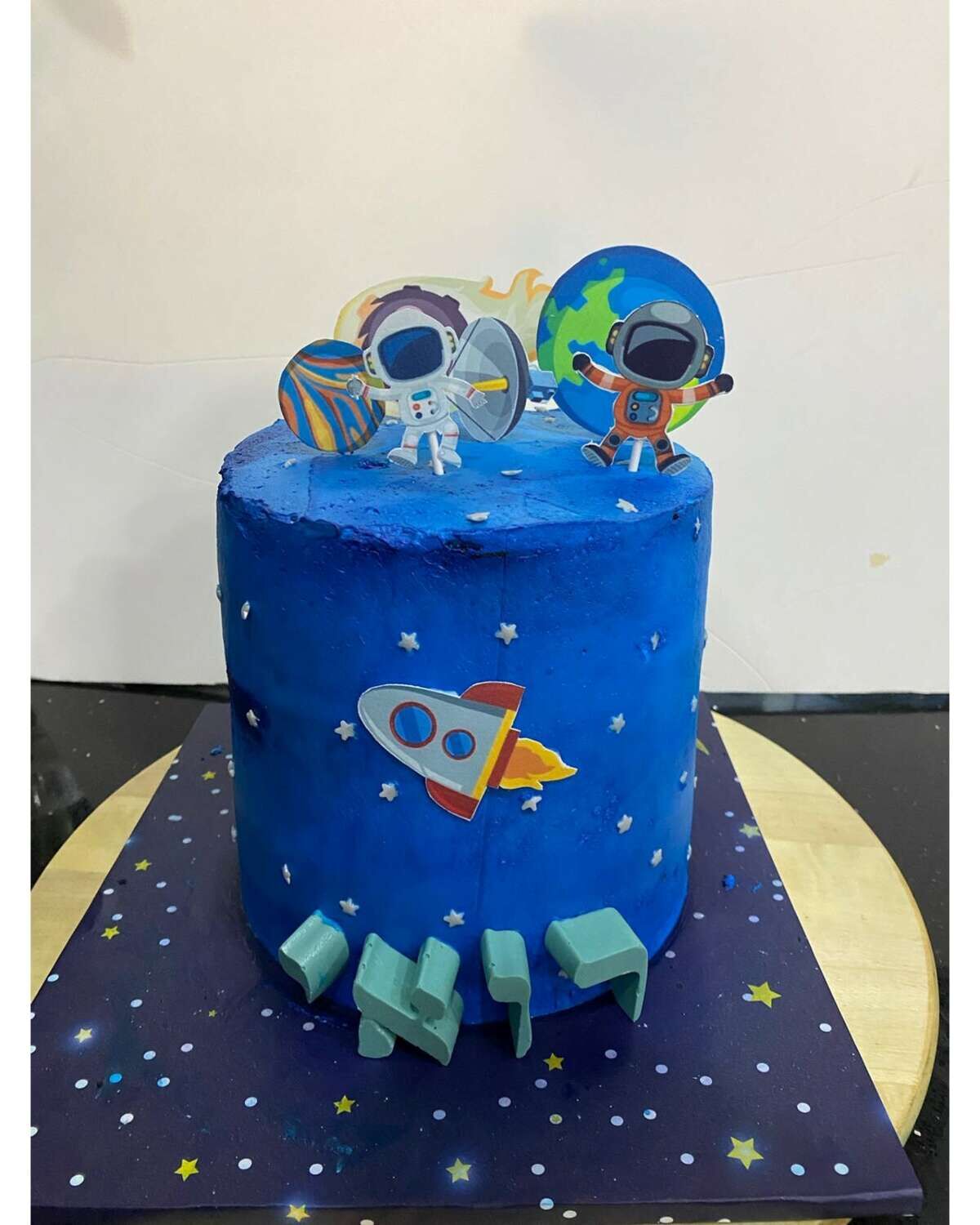 עוגת חלל בטקסטורת ירח 