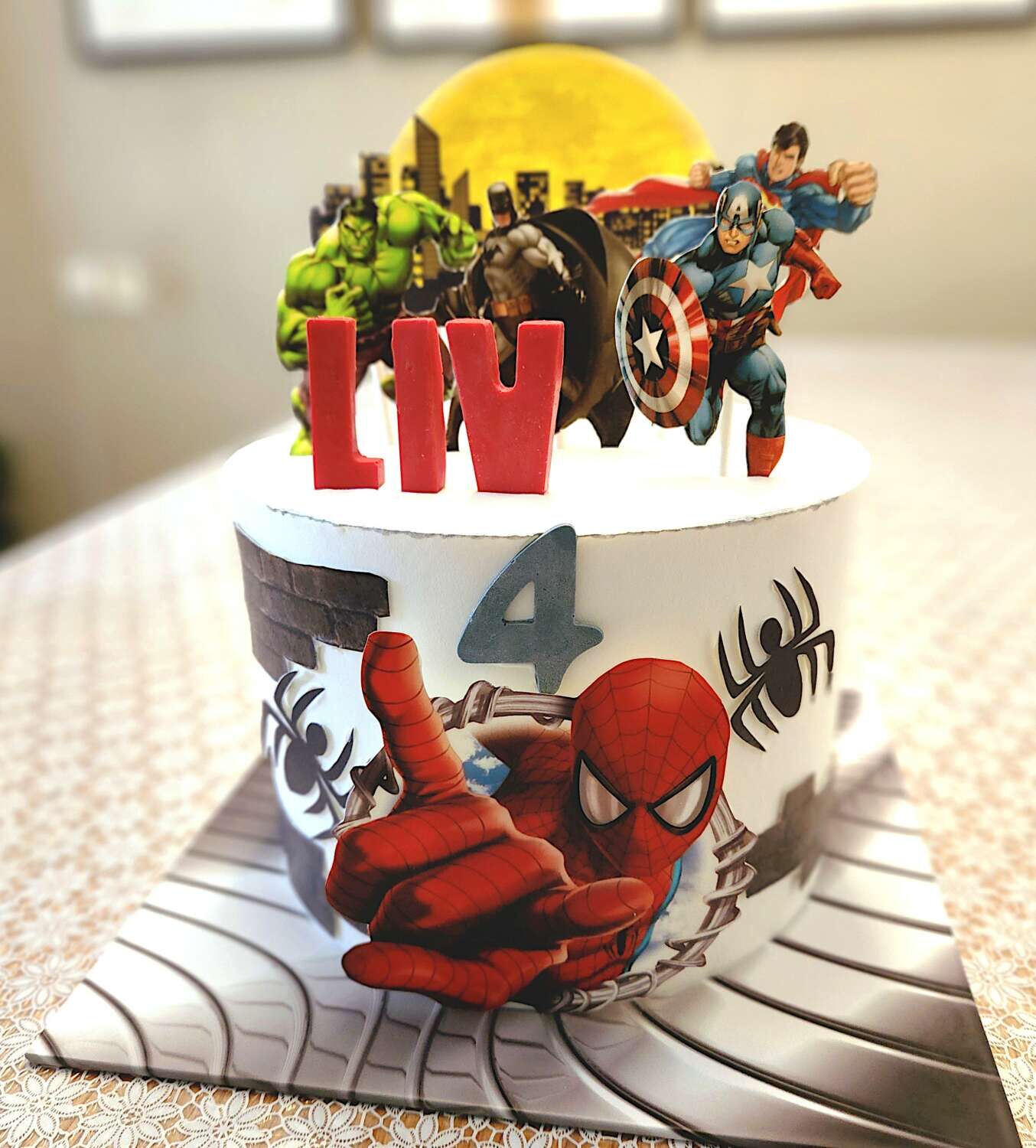 עוגה מעוצבת גיבורי על