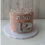 עוגה מעוצבת עם כתר ונצנצים לגיל 12