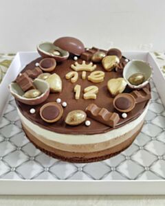 עוגת מוס טריקולד מעוצבת בתמצווש