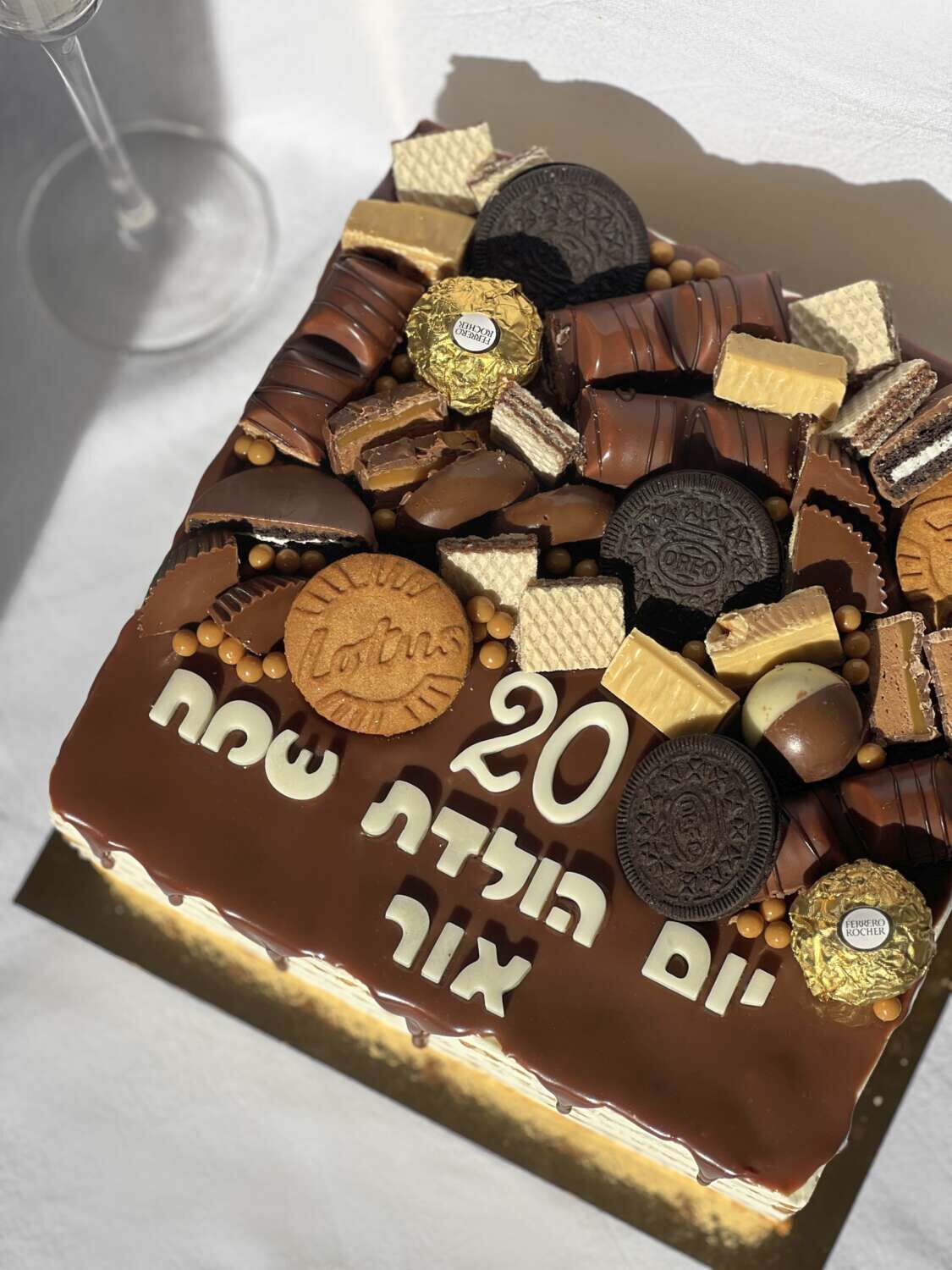 עוגת ביסקוויט מעוצבת שוקולדים