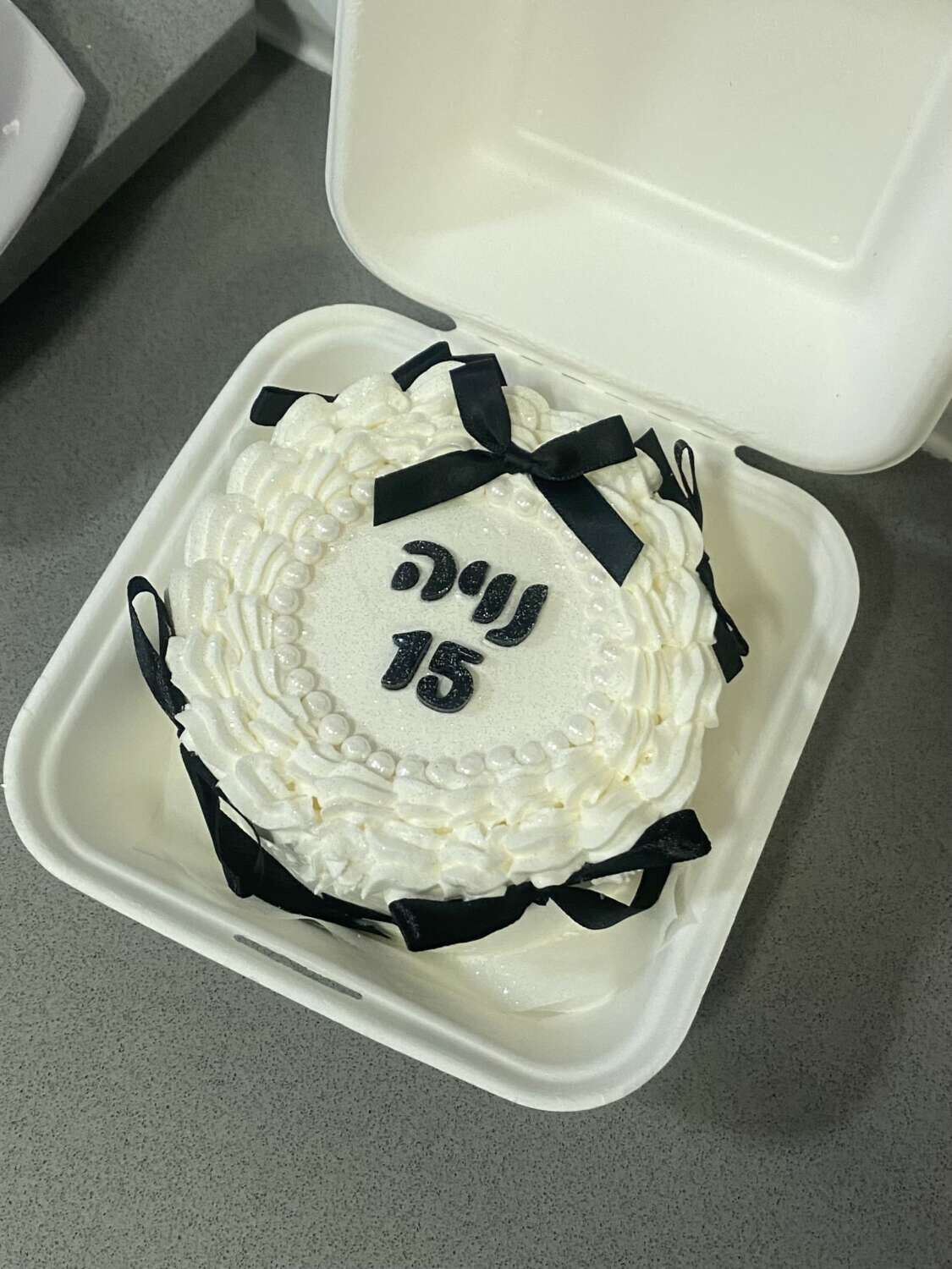 עוגה בנטו פפיונים שחור לבן