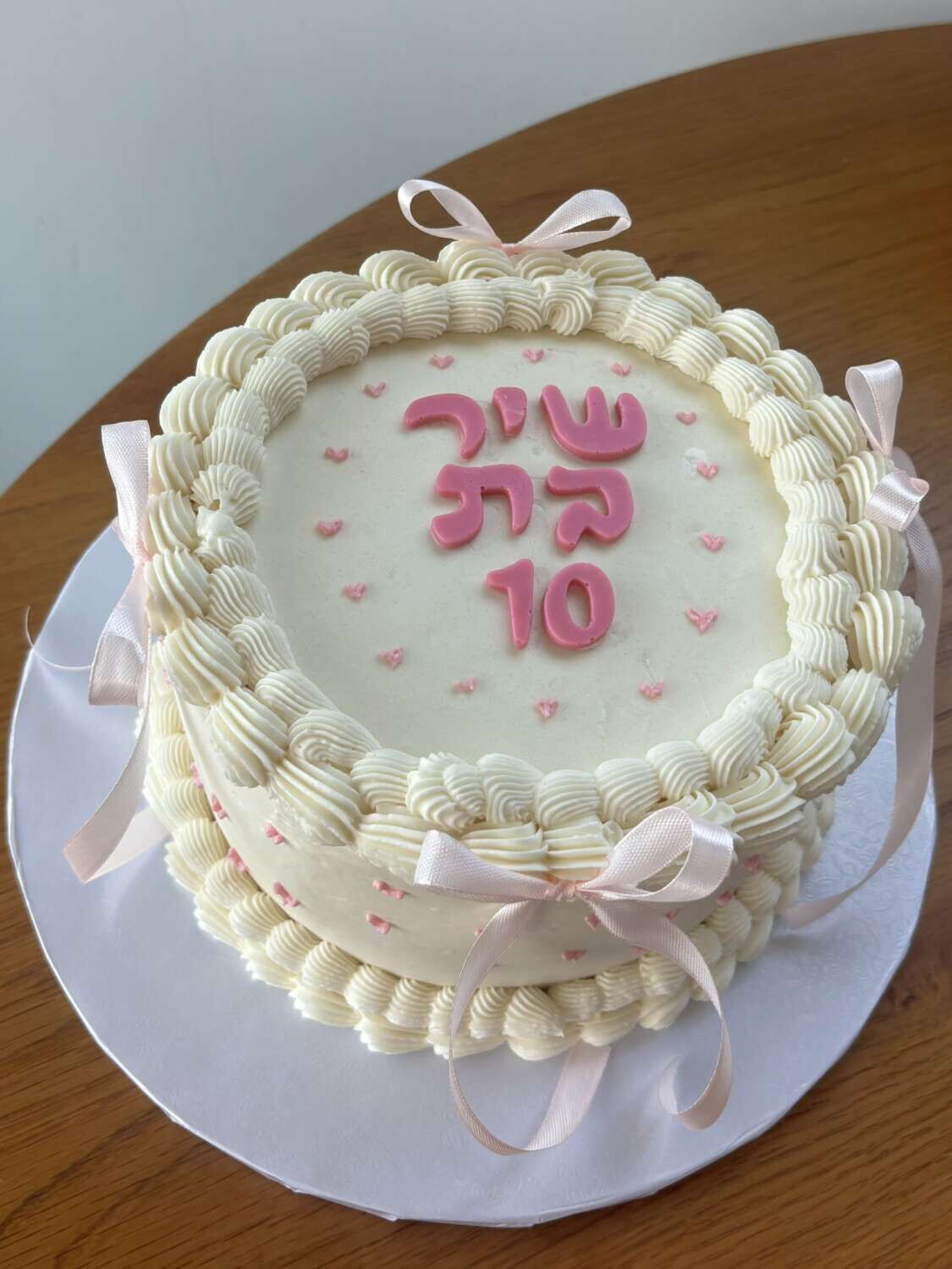 עוגת וינטג' מעוצבת עם פפיונים ורודים
