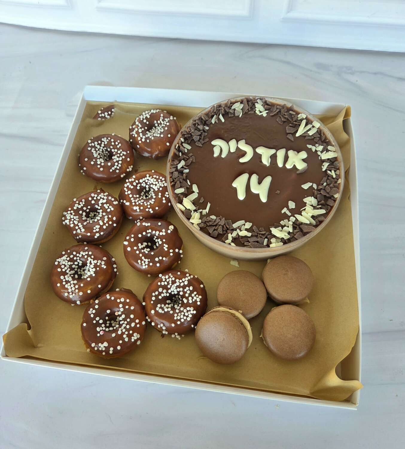 מארז קינוחים חום ולבן