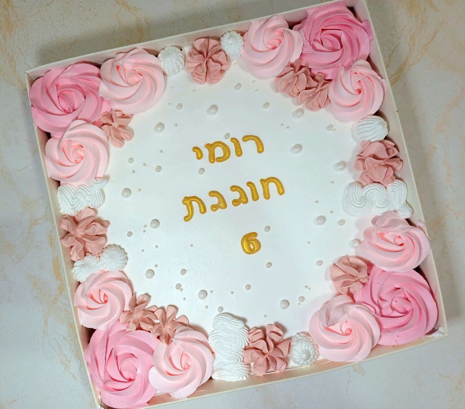 עוגת זילוף בקופסא בעיצוב קלאסי דגם רומי