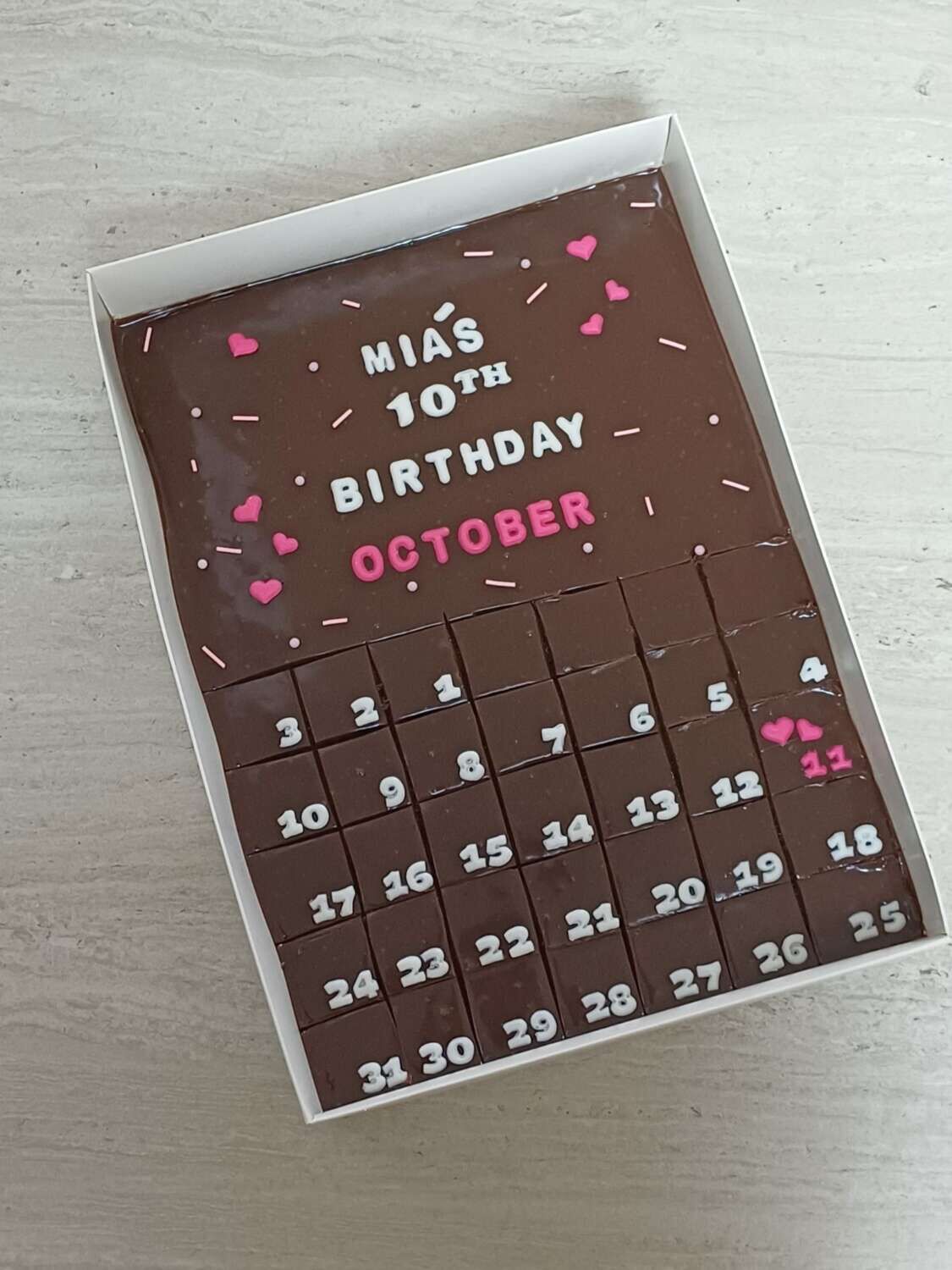 עוגת גן שוקולדית בעיצוב לוח שנה עם התאריך