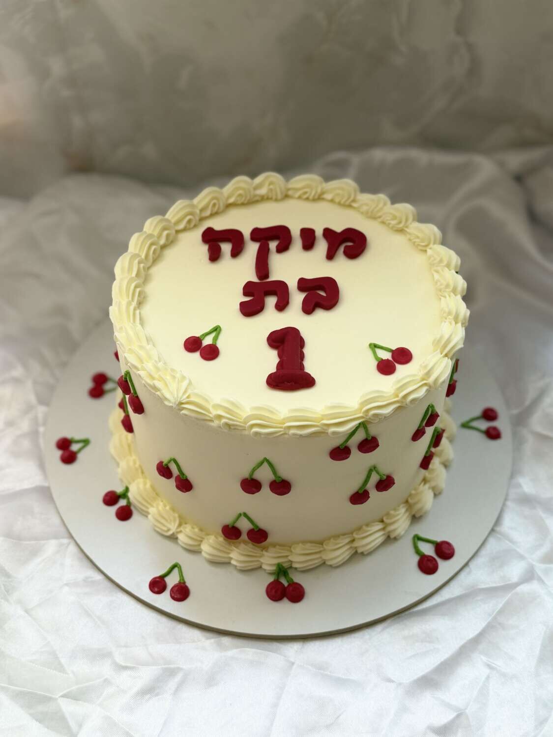 עוגה מעוצבת דובדבנים