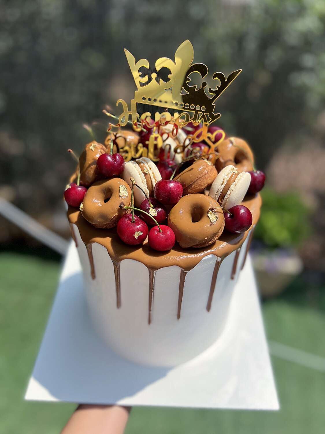 עוגה מעוצבת דונאטס ודובדבנים