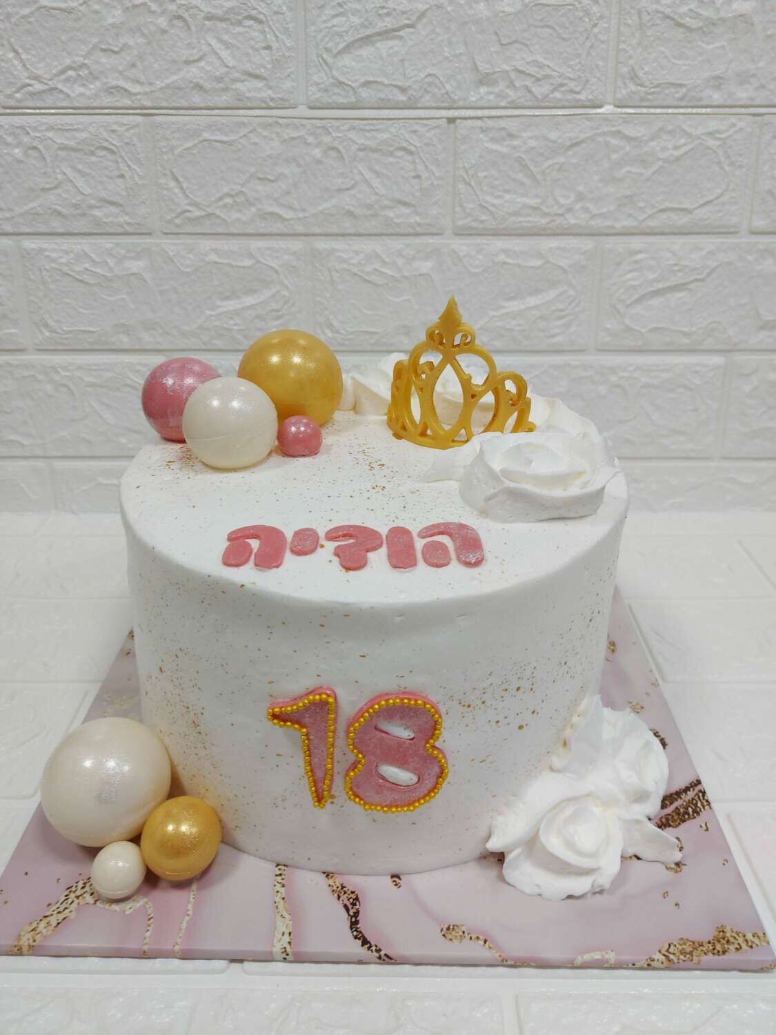 עוגה מעוצבת כתר וכדורים
