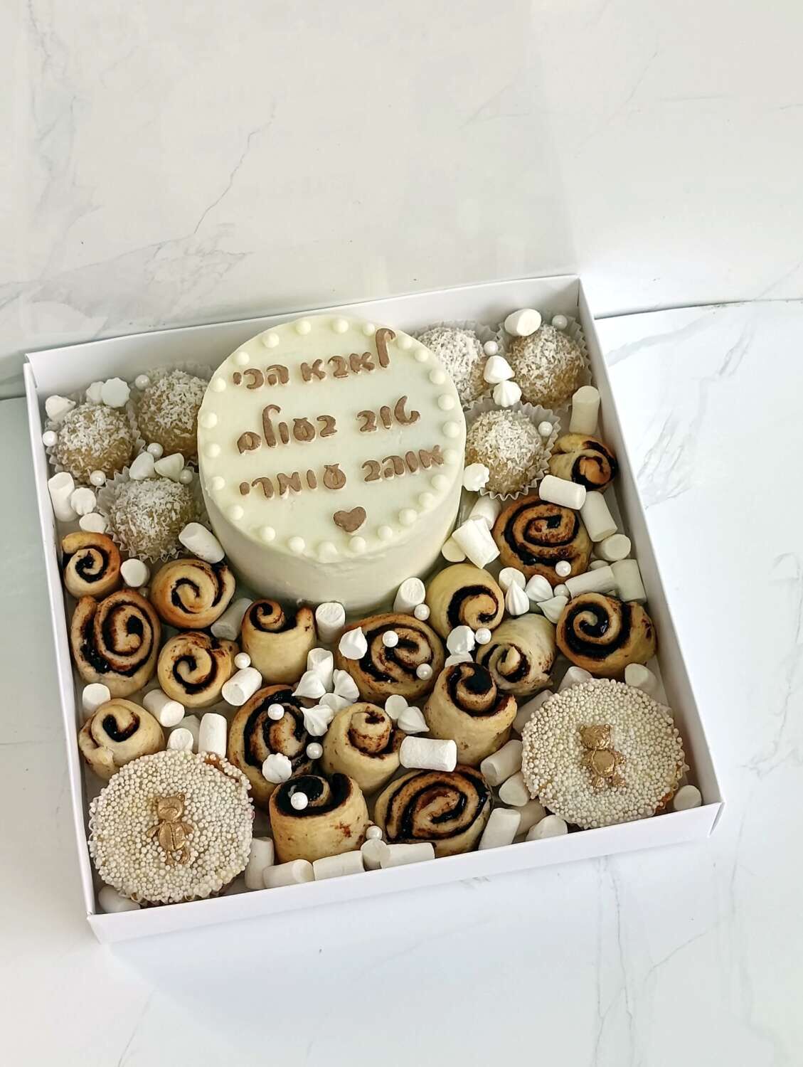 מארז קינוחים כולל בנטו וקאפקייקס