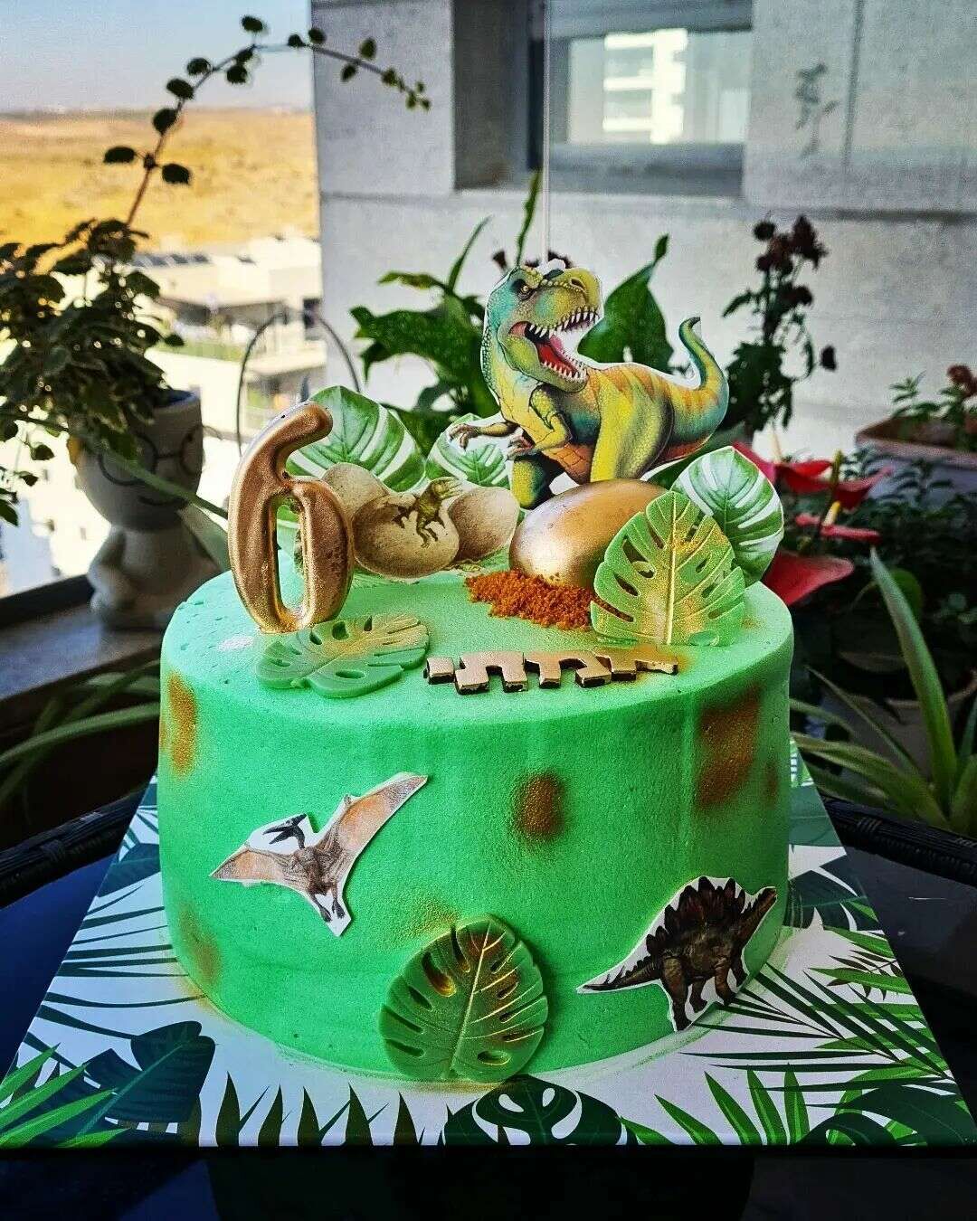 עוגת דינוזאור מעוצבת