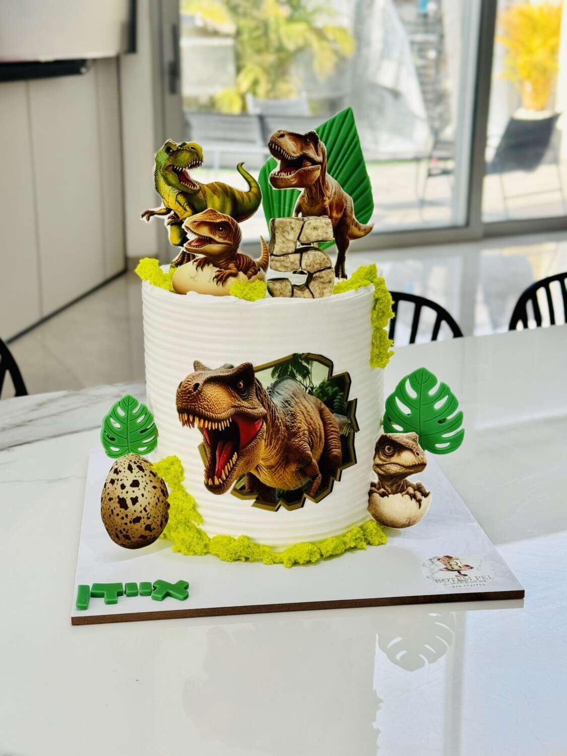 עוגה מעוצבת דינוזאורים