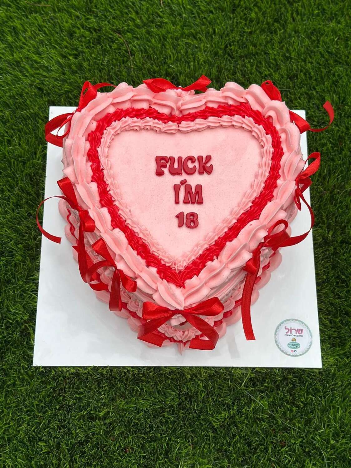 עוגת וינטג' לב FACK I'M 18
