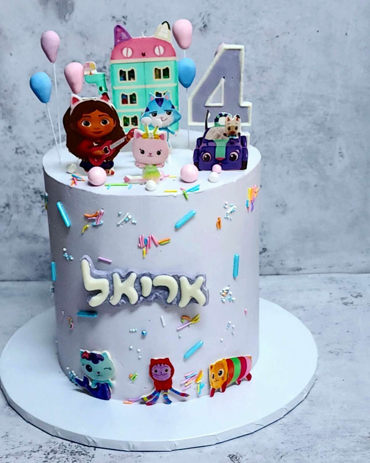 עוגה בנושא בית הבובות
