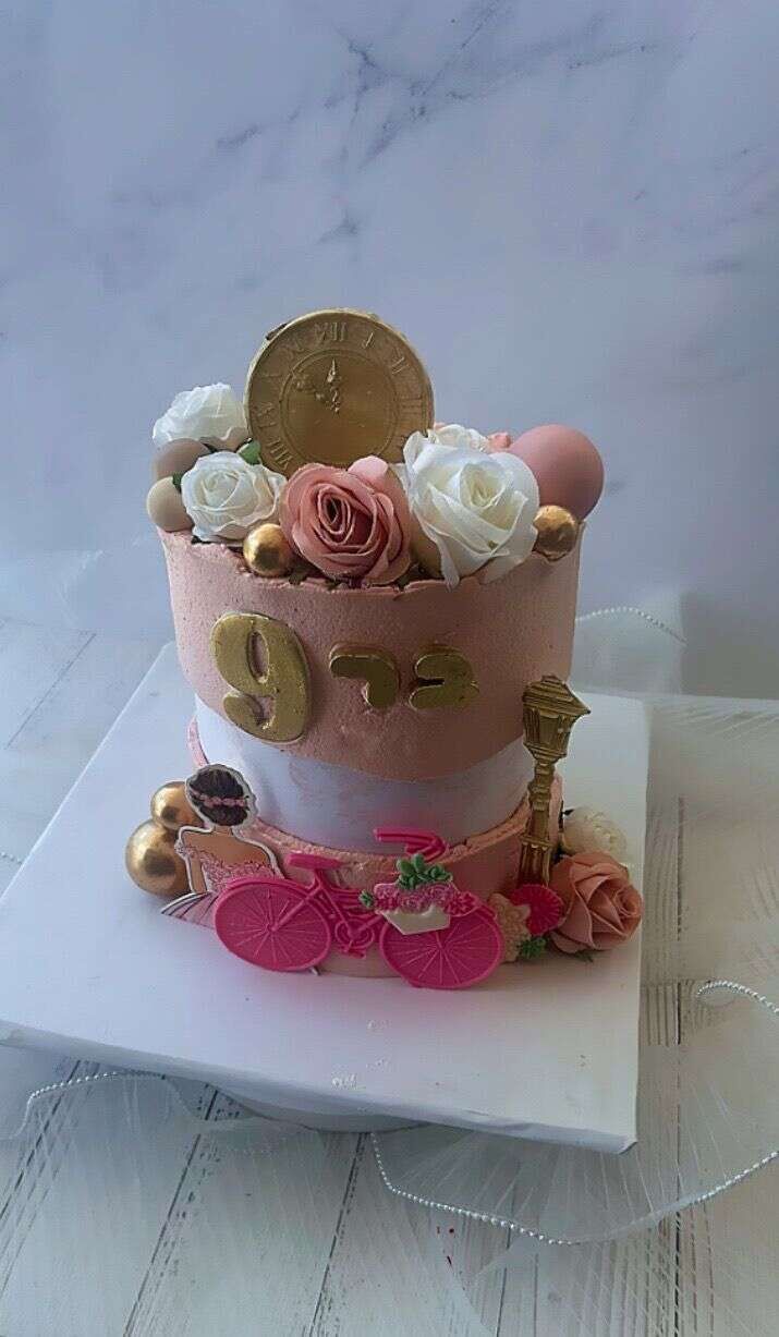 עוגה מעוצבת נערה ואופניים