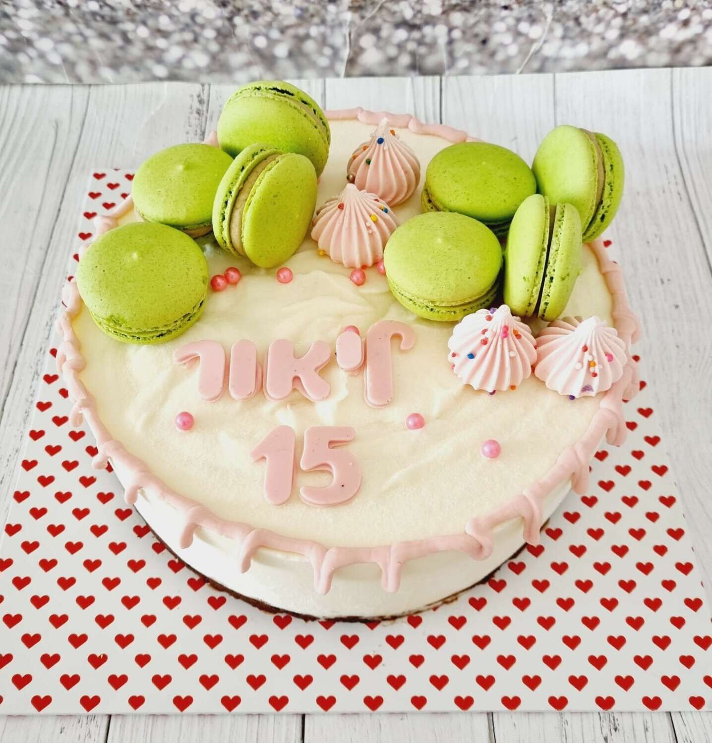עוגת מוס עדינה לבנות
