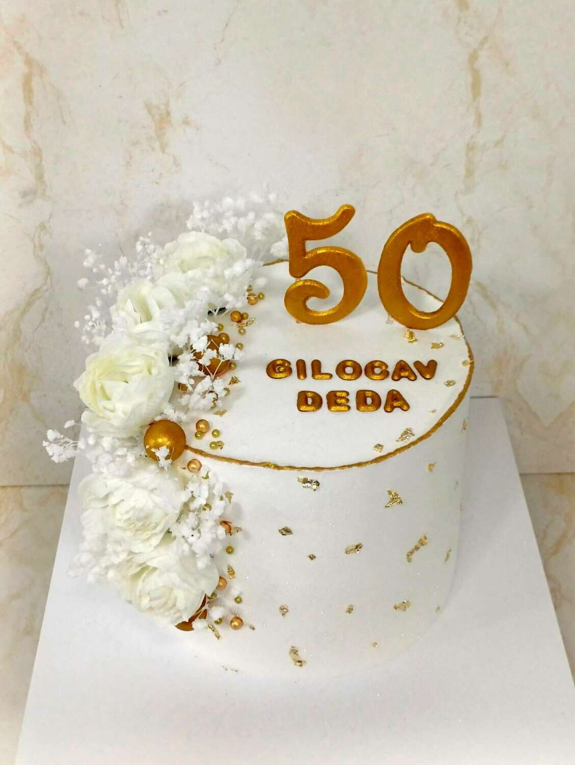 עוגה לאמא לגיל 50 בצבעי לבן זהב עם פרחים