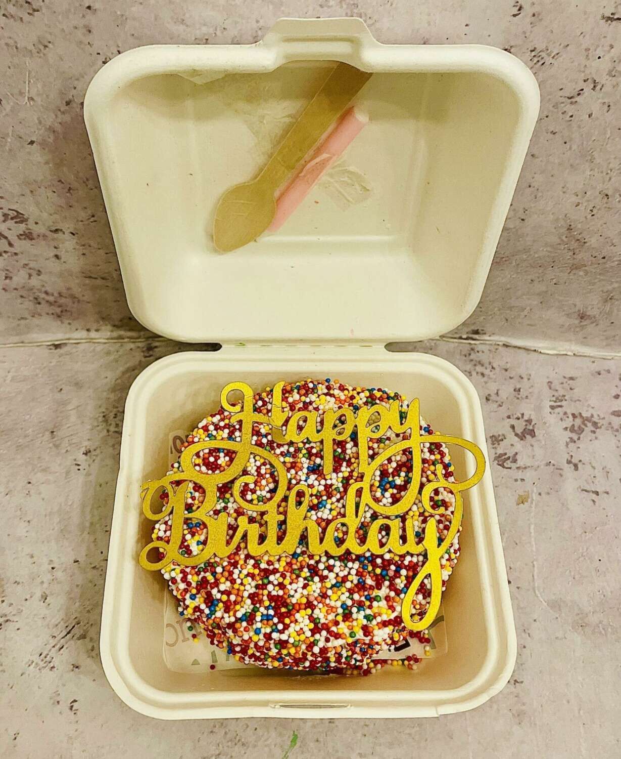 עוגת בנטו Happy birthday סוכריות