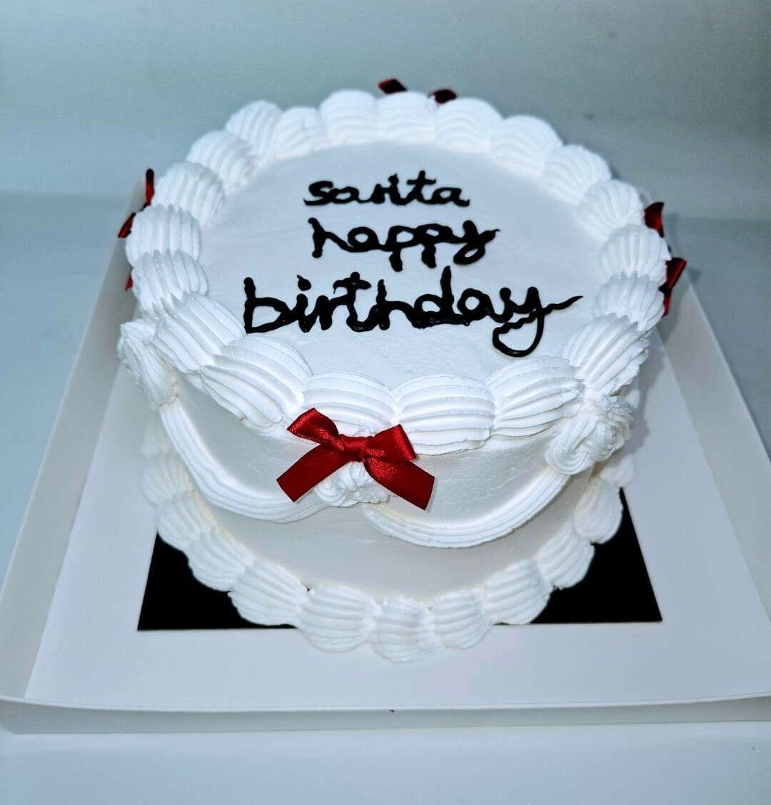 עוגת happy birthday אדום לבן שחור