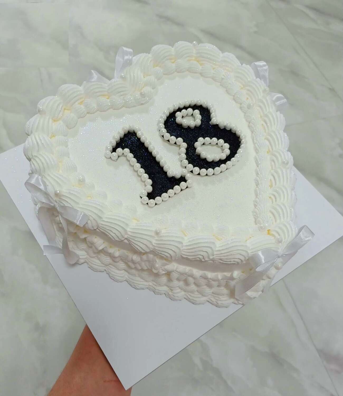 עוגת לב וינטג' עם פפיונים ונצנצים לגיל 18