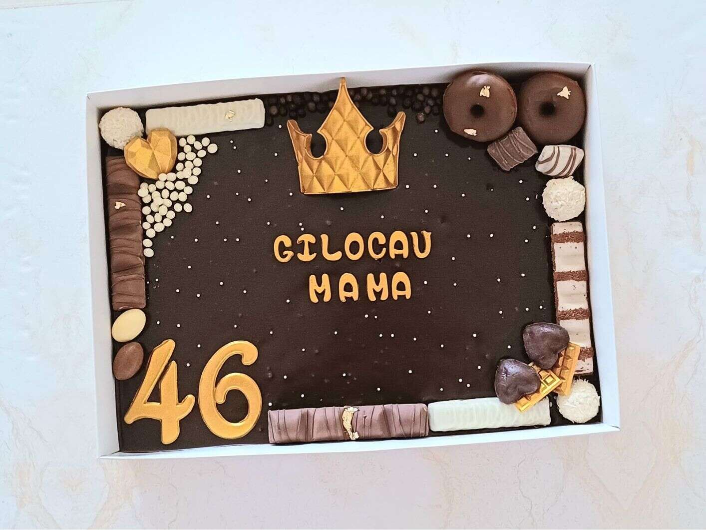 עוגת גן בקופסא בציפוי וקישוט שוקולדים 