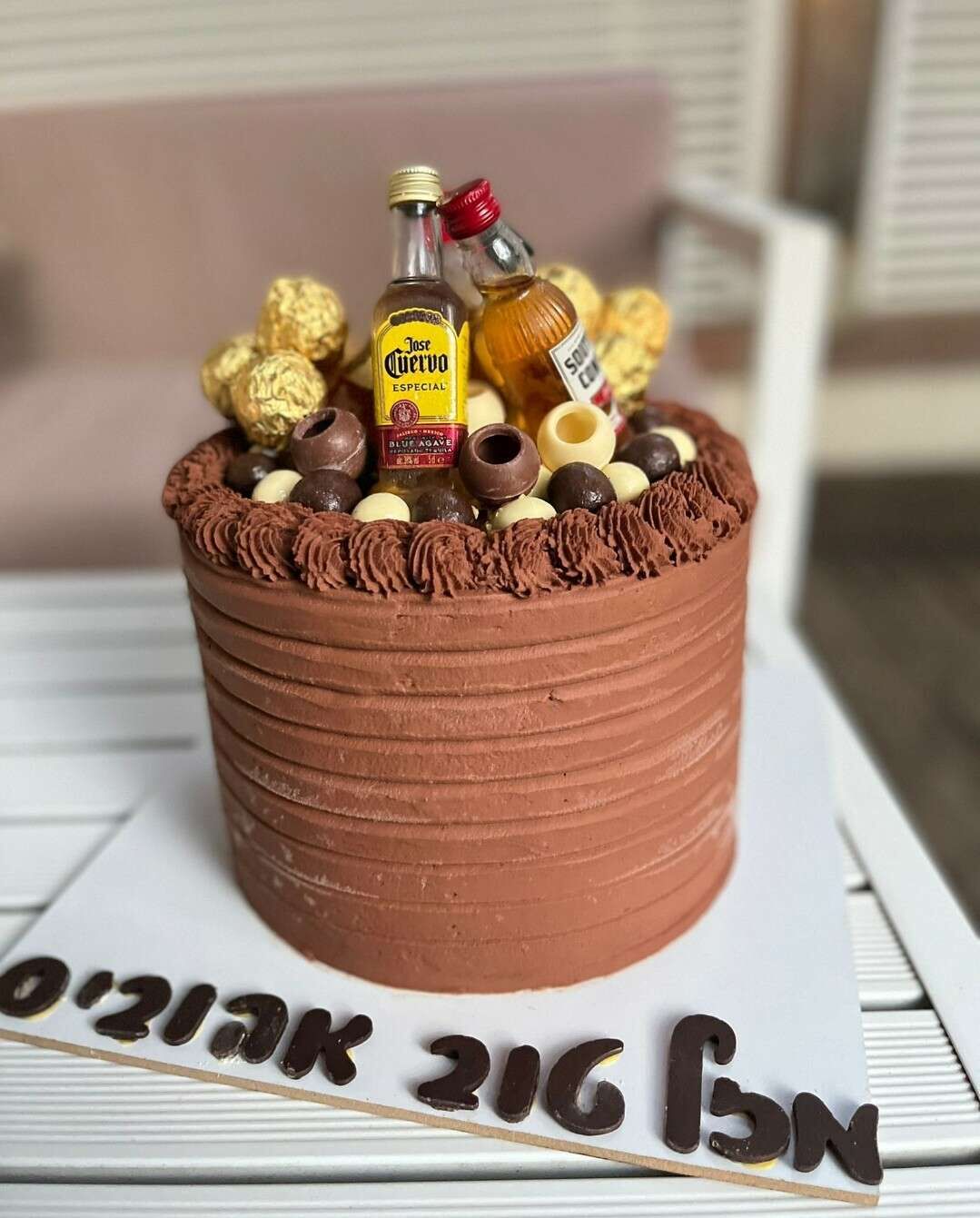 עוגה מעוצבת לגבר שמפנייה