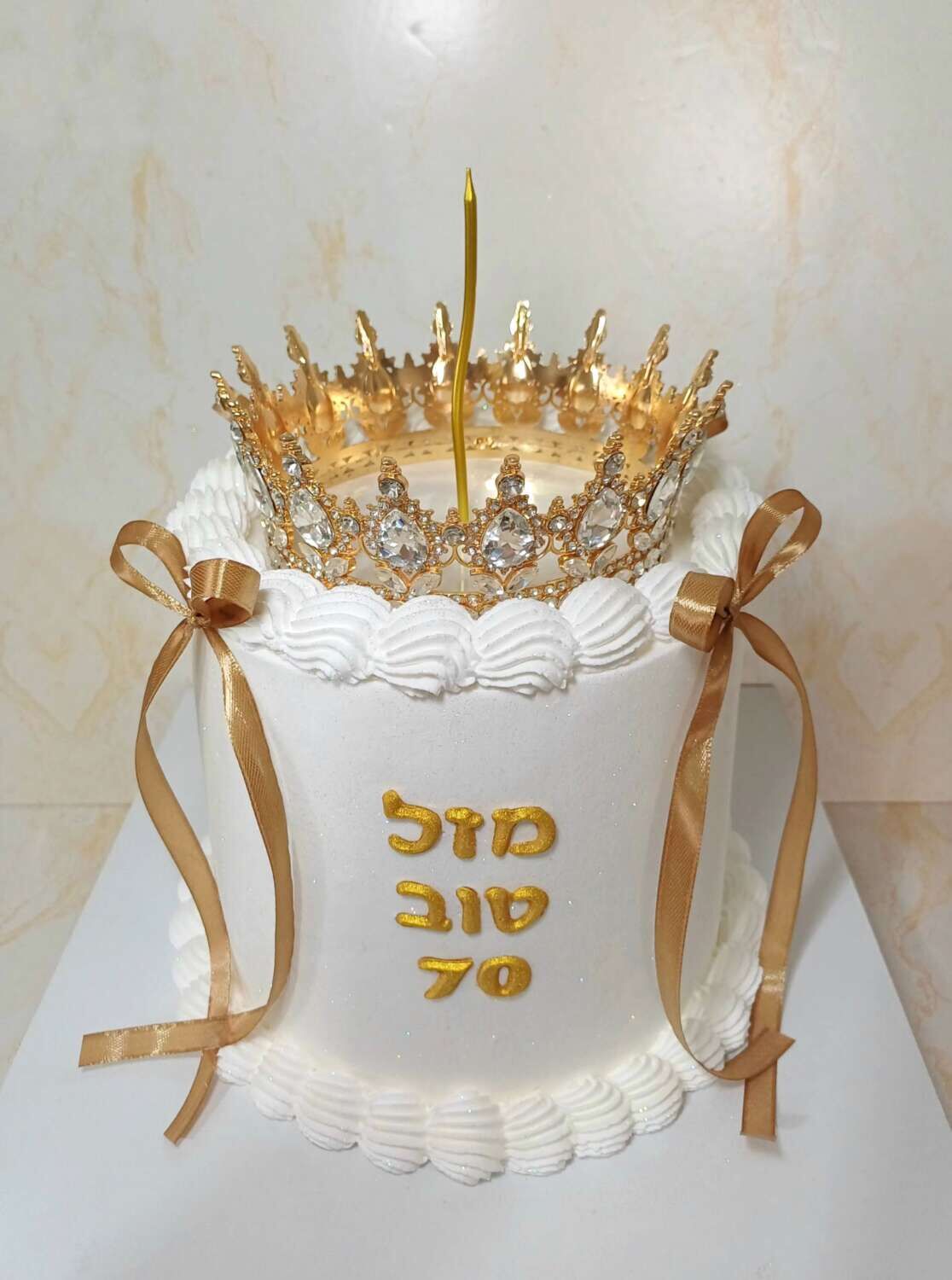 עוגת מיני קייק וינטג' עם כתר נר ונצנצים