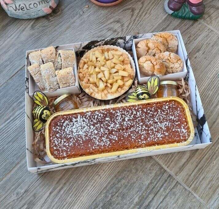 מארז לראש השנה עם עוגת דבש ופאי תפוחים