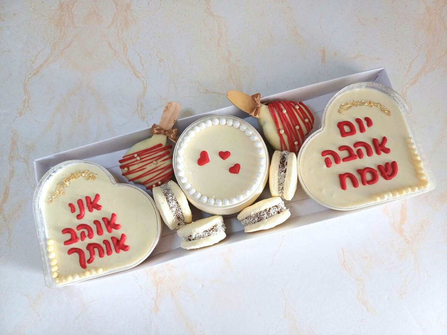 מארז קינוחים דגם אהבה לבבות