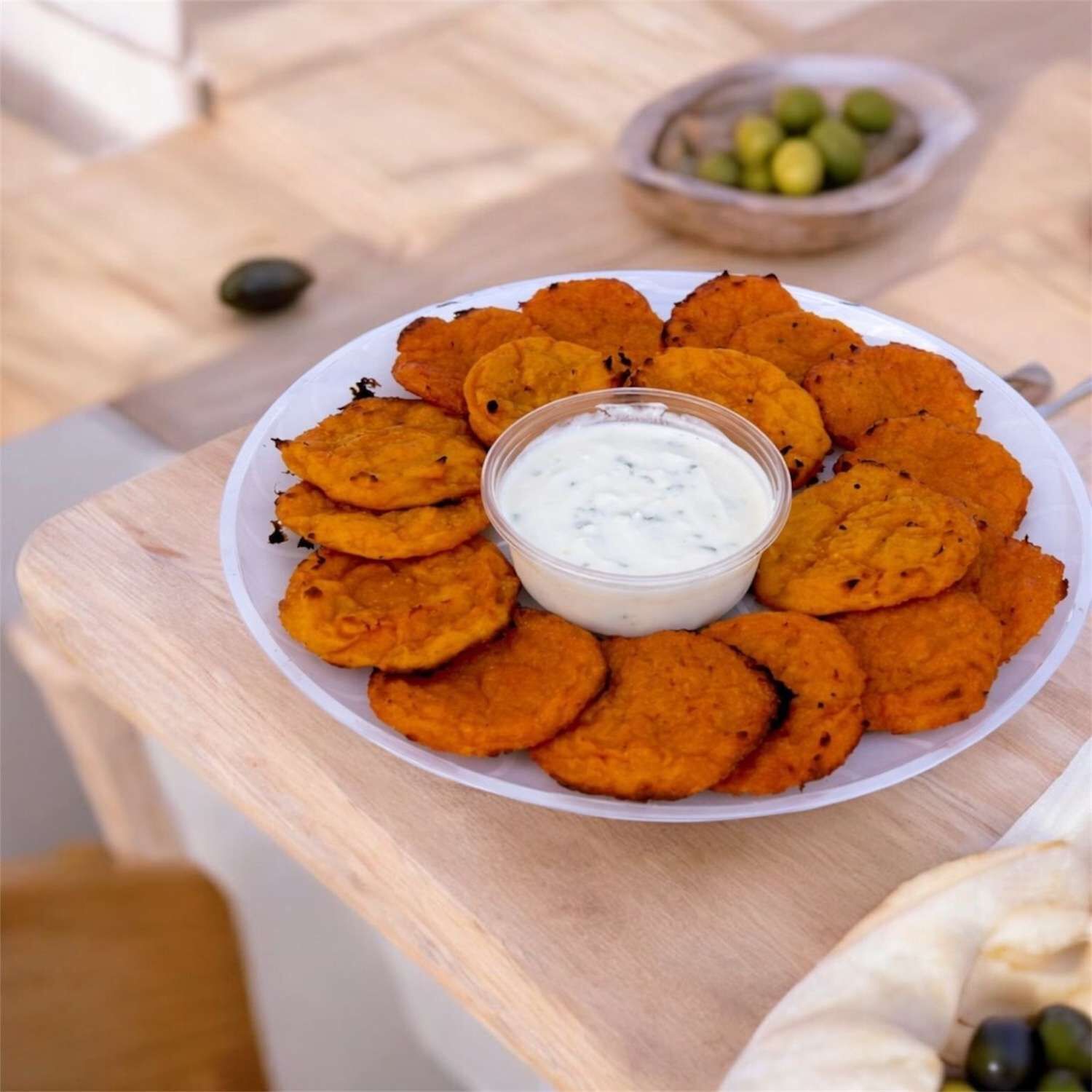 מגש אירוח לביבות בטטה או תפוח אדמה עם מטבל