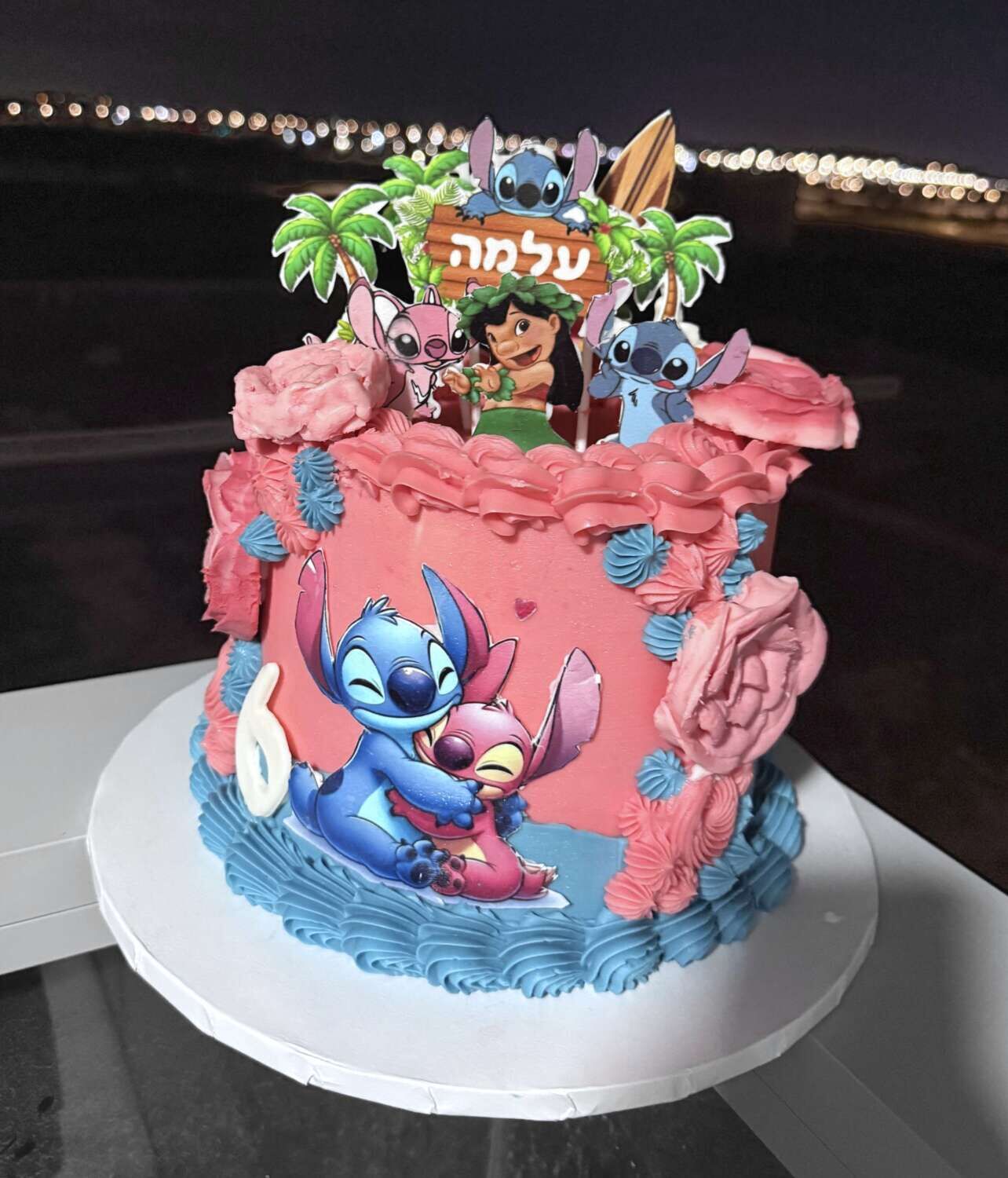עוגה מעוצבת לילו אנג׳ל וסטיץ בשילוב פרחים