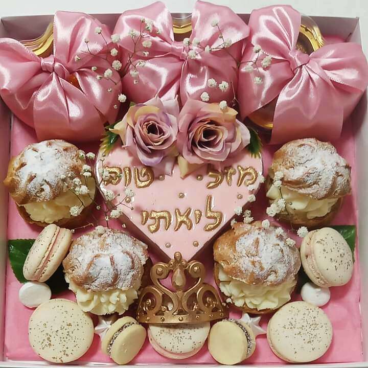 מארז ורוד מתוכשט אלגנטי מלא בטוב