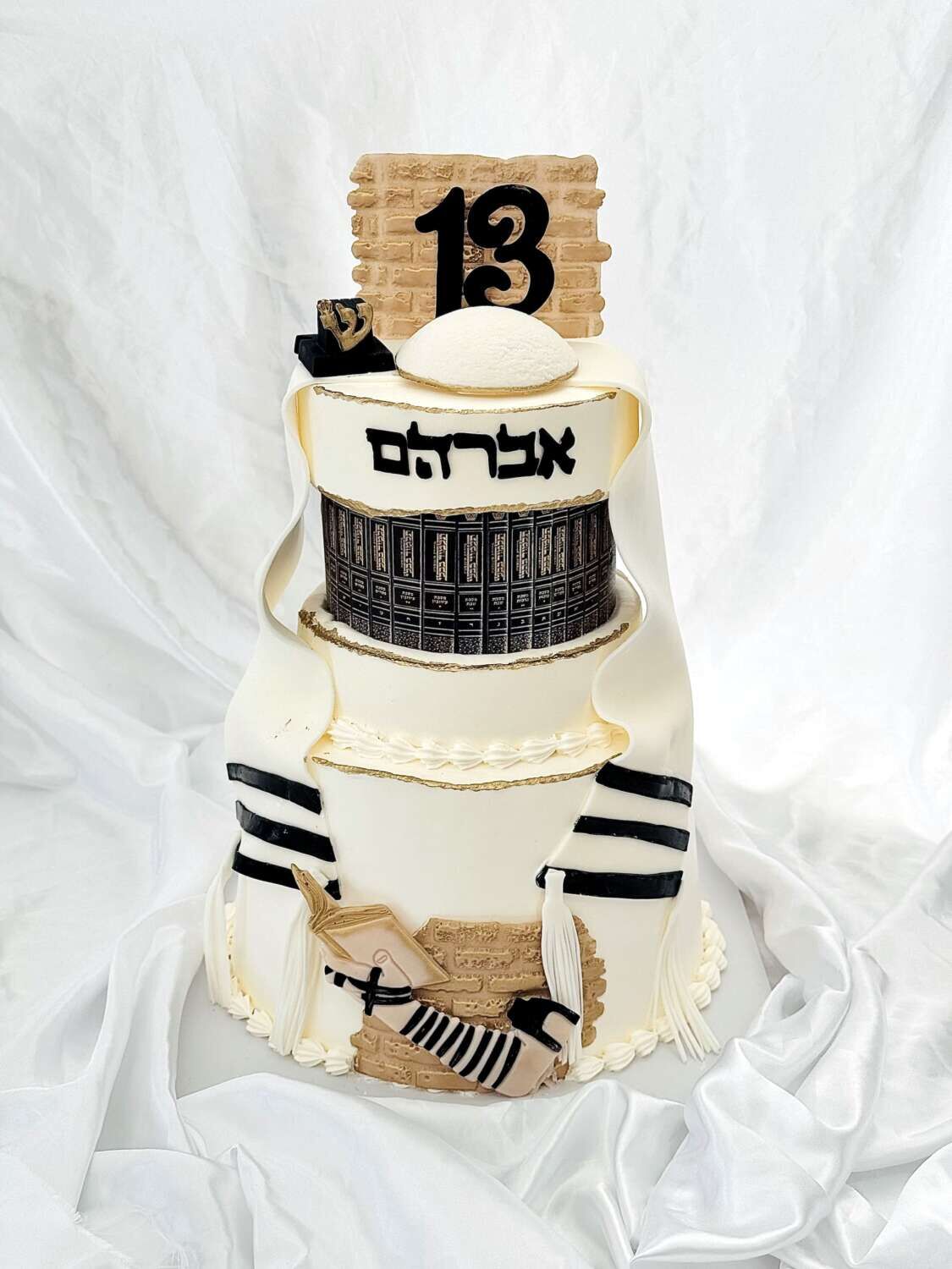 עוגת קומותיים לבר מצווה עם טלית וכיפה