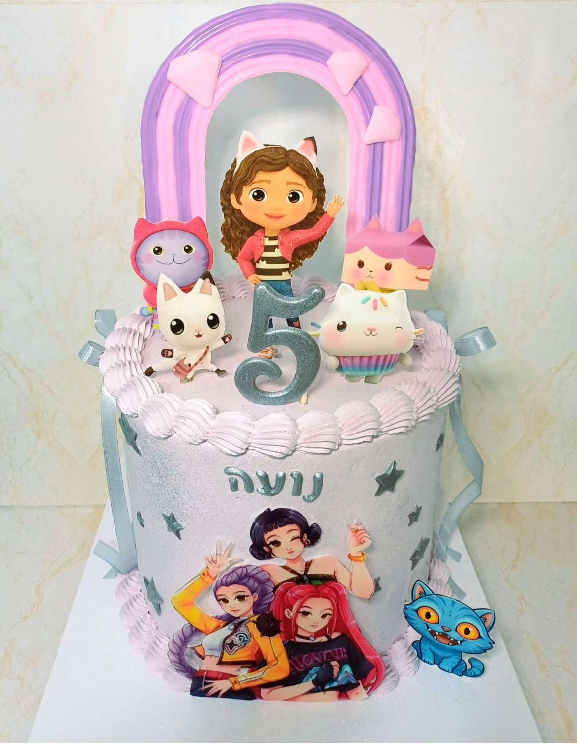 עוגת קיי פופ בשילוב גבי והחברים