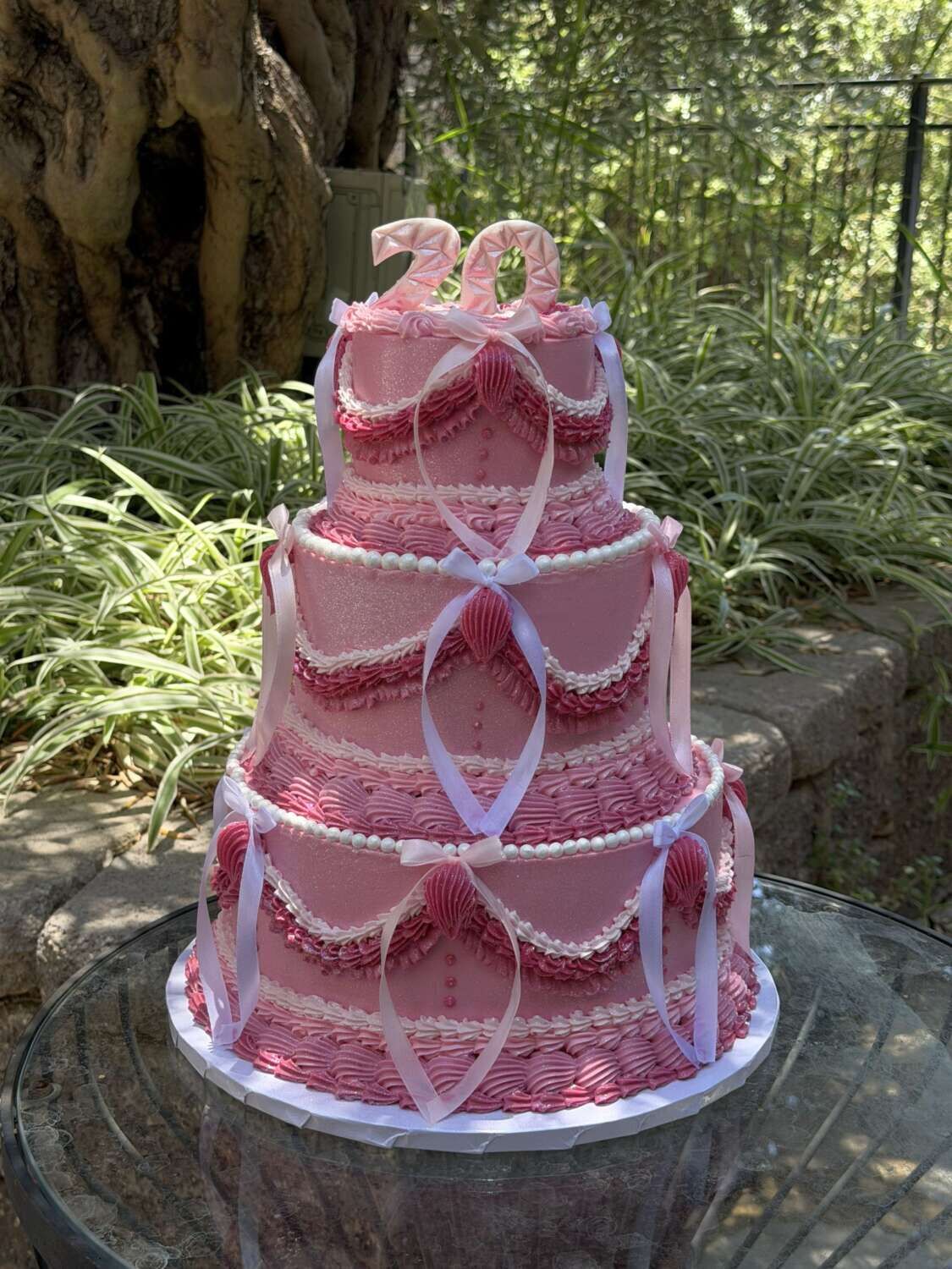 עוגת שלוש קומות ורודה
