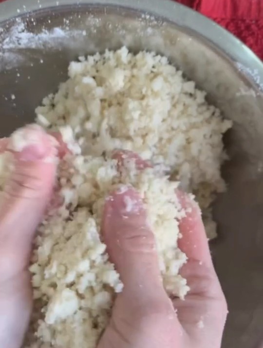 לשים את החומרים בידיים