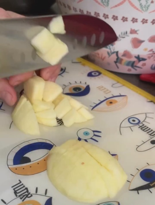 חותכים את התפוחים